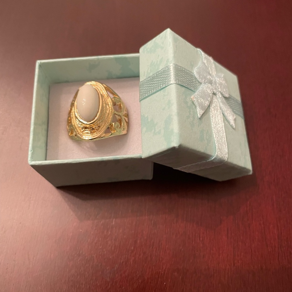 NIB Elegant Gold Statement Ring size 6